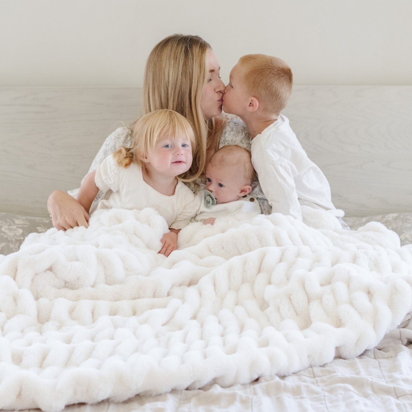 DOUBLE RUCHED FAUX FUR XL THROW BLANKETS